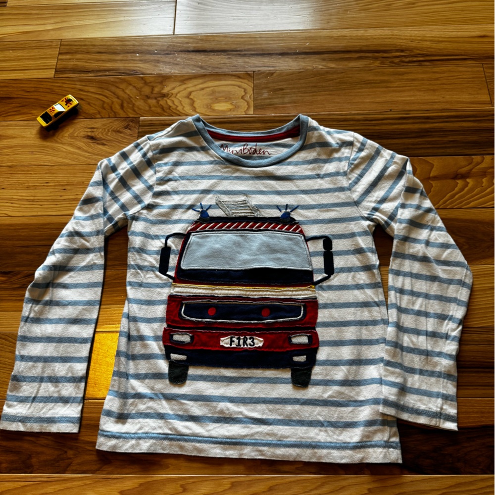 MB 7/8y fire truck appliqué and lift the flap long sleeve shirt